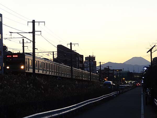 富士を背景に。。横浜線が。。